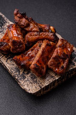 Et, salamurada biftek, tuzlu ve baharatlı ızgara. Izgara kaburga, ızgara et.