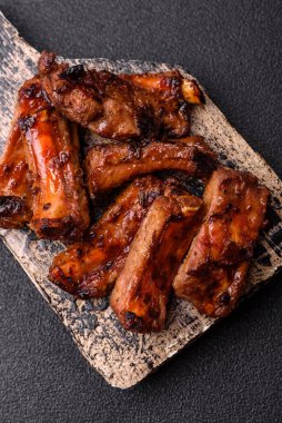 Et, salamurada biftek, tuzlu ve baharatlı ızgara. Izgara kaburga, ızgara et.