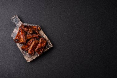 Et, salamurada biftek, tuzlu ve baharatlı ızgara. Izgara kaburga, ızgara et.