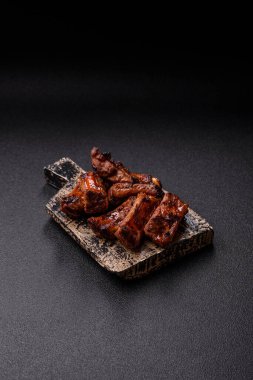 Et, salamurada biftek, tuzlu ve baharatlı ızgara. Izgara kaburga, ızgara et.