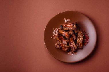 Et, salamurada biftek, tuzlu ve baharatlı ızgara. Izgara kaburga, ızgara et.