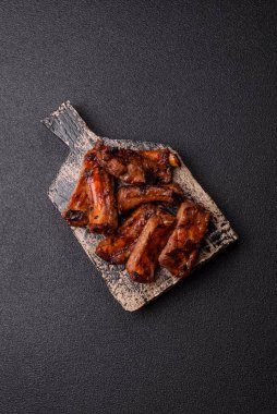 Et, salamurada biftek, tuzlu ve baharatlı ızgara. Izgara kaburga, ızgara et.