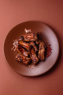 Et, salamurada biftek, tuzlu ve baharatlı ızgara. Izgara kaburga, ızgara et.