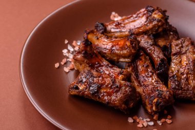 Et, salamurada biftek, tuzlu ve baharatlı ızgara. Izgara kaburga, ızgara et.