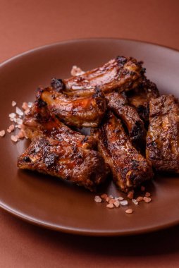 Et, salamurada biftek, tuzlu ve baharatlı ızgara. Izgara kaburga, ızgara et.