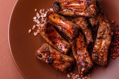 Et, salamurada biftek, tuzlu ve baharatlı ızgara. Izgara kaburga, ızgara et.