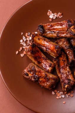 Et, salamurada biftek, tuzlu ve baharatlı ızgara. Izgara kaburga, ızgara et.