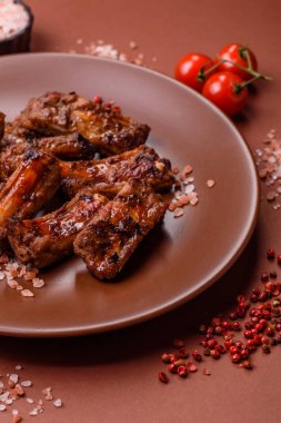 Et, salamurada biftek, tuzlu ve baharatlı ızgara. Izgara kaburga, ızgara et.