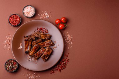 Et, salamurada biftek, tuzlu ve baharatlı ızgara. Izgara kaburga, ızgara et.