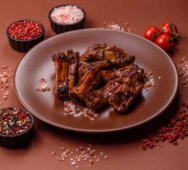 Et, salamurada biftek, tuzlu ve baharatlı ızgara. Izgara kaburga, ızgara et.