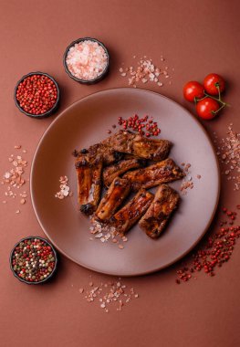 Et, salamurada biftek, tuzlu ve baharatlı ızgara. Izgara kaburga, ızgara et.