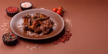 Et, salamurada biftek, tuzlu ve baharatlı ızgara. Izgara kaburga, ızgara et.