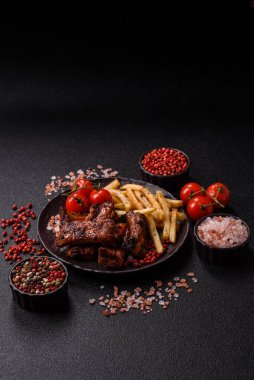 Et, salamurada biftek, tuzlu ve baharatlı ızgara. Izgara kaburga, ızgara et.