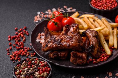 Et, salamurada biftek, tuzlu ve baharatlı ızgara. Izgara kaburga, ızgara et.