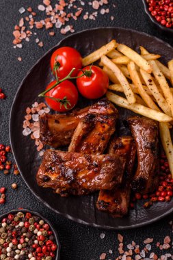 Et, salamurada biftek, tuzlu ve baharatlı ızgara. Izgara kaburga, ızgara et.