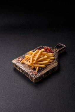 Yiyecek, patates kızartması, tuzlu ve biberiyeli. Ev yapımı patates kızartması, çıtır patates kızartması.