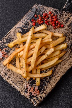 Yiyecek, patates kızartması, tuzlu ve biberiyeli. Ev yapımı patates kızartması, çıtır patates kızartması.