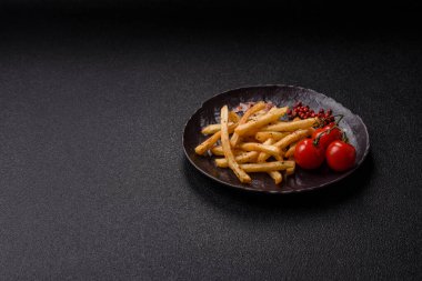 Yiyecek, patates kızartması, tuzlu ve biberiyeli. Ev yapımı patates kızartması, çıtır patates kızartması.