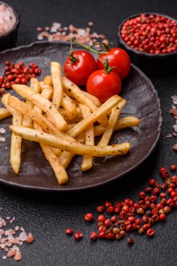 Yiyecek, patates kızartması, tuzlu ve biberiyeli. Ev yapımı patates kızartması, çıtır patates kızartması.