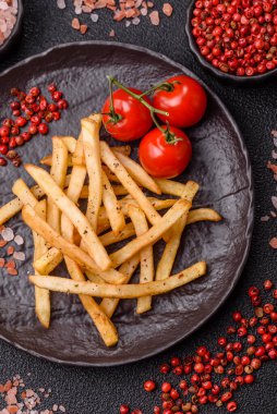 Yiyecek, patates kızartması, tuzlu ve biberiyeli. Ev yapımı patates kızartması, çıtır patates kızartması.