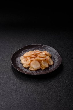 Yiyecek, kurutulmuş kalamar ya da aperatif ya da kurutulmuş et gibi doğranmış. Bira için abur cubur, tasarım için arka plan.