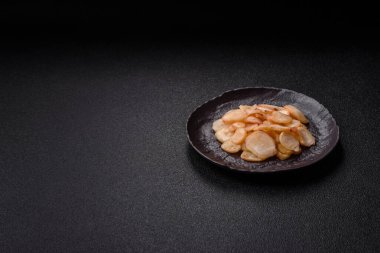 Yiyecek, kurutulmuş kalamar ya da aperatif ya da kurutulmuş et gibi doğranmış. Bira için abur cubur, tasarım için arka plan.