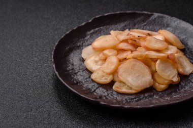 Yiyecek, kurutulmuş kalamar ya da aperatif ya da kurutulmuş et gibi doğranmış. Bira için abur cubur, tasarım için arka plan.