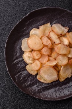 Yiyecek, kurutulmuş kalamar ya da aperatif ya da kurutulmuş et gibi doğranmış. Bira için abur cubur, tasarım için arka plan.