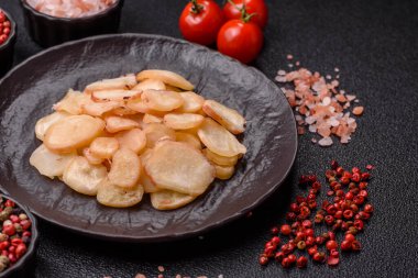 Yiyecek, kurutulmuş kalamar ya da aperatif ya da kurutulmuş et gibi doğranmış. Bira için abur cubur, tasarım için arka plan.