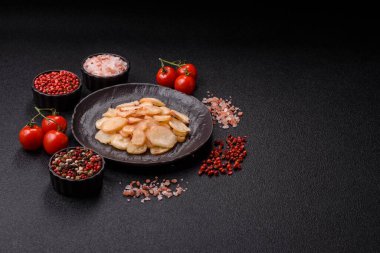 Yiyecek, kurutulmuş kalamar ya da aperatif ya da kurutulmuş et gibi doğranmış. Bira için abur cubur, tasarım için arka plan.