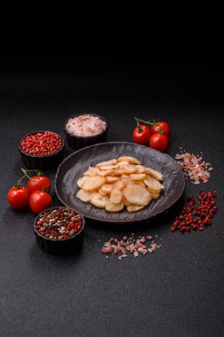 Yiyecek, kurutulmuş kalamar ya da aperatif ya da kurutulmuş et gibi doğranmış. Bira için abur cubur, tasarım için arka plan.