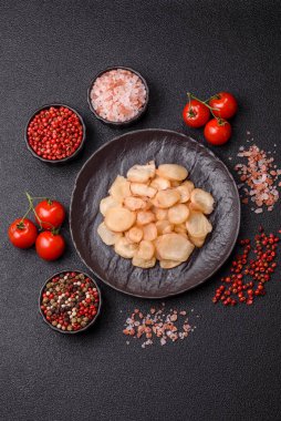 Yiyecek, kurutulmuş kalamar ya da aperatif ya da kurutulmuş et gibi doğranmış. Bira için abur cubur, tasarım için arka plan.