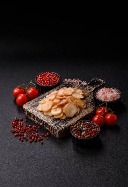 Yiyecek, kurutulmuş kalamar ya da aperatif ya da kurutulmuş et gibi doğranmış. Bira için abur cubur, tasarım için arka plan.