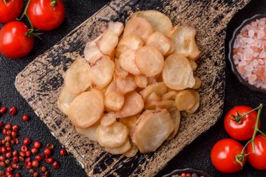 Yiyecek, kurutulmuş kalamar ya da aperatif ya da kurutulmuş et gibi doğranmış. Bira için abur cubur, tasarım için arka plan.