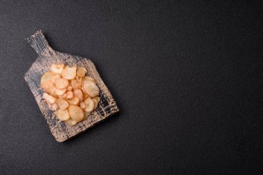 Yiyecek, kurutulmuş kalamar ya da aperatif ya da kurutulmuş et gibi doğranmış. Bira için abur cubur, tasarım için arka plan.