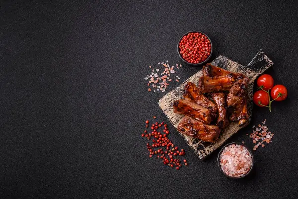 Et, salamurada biftek, tuzlu ve baharatlı ızgara. Izgara kaburga, ızgara et.