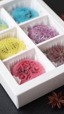 Çin ay çöreği, pirinç hamuru ve meyve dolgulu Asya tatlı tatlısıdır. Tasarımınız için arka plan olarak Asya ay pastası