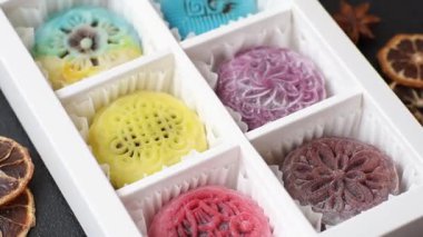 Çin ay çöreği, pirinç hamuru ve meyve dolgulu Asya tatlı tatlısıdır. Tasarımınız için arka plan olarak Asya ay pastası