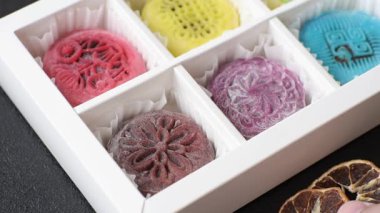 Çin ay çöreği, pirinç hamuru ve meyve dolgulu Asya tatlı tatlısıdır. Tasarımınız için arka plan olarak Asya ay pastası