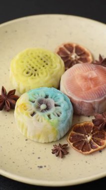 Çin ay çöreği, pirinç hamuru ve meyve dolgulu Asya tatlı tatlısıdır. Tasarımınız için arka plan olarak Asya ay pastası