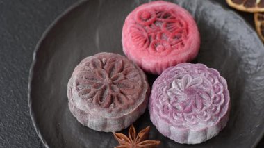 Çin ay çöreği, pirinç hamuru ve meyve dolgulu Asya tatlı tatlısıdır. Tasarımınız için arka plan olarak Asya ay pastası