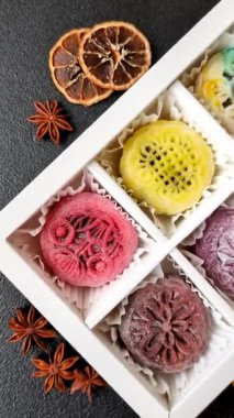 Çin ay çöreği, pirinç hamuru ve meyve dolgulu Asya tatlı tatlısıdır. Tasarımınız için arka plan olarak Asya ay pastası