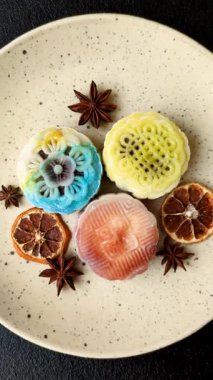 Çin ay çöreği, pirinç hamuru ve meyve dolgulu Asya tatlı tatlısıdır. Tasarımınız için arka plan olarak Asya ay pastası