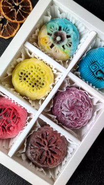 Çin ay çöreği, pirinç hamuru ve meyve dolgulu Asya tatlı tatlısıdır. Tasarımınız için arka plan olarak Asya ay pastası