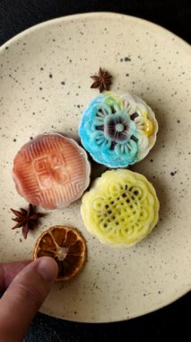 Çin ay çöreği, pirinç hamuru ve meyve dolgulu Asya tatlı tatlısıdır. Tasarımınız için arka plan olarak Asya ay pastası