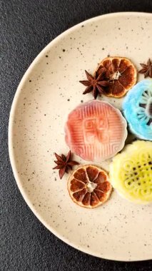 Çin ay çöreği, pirinç hamuru ve meyve dolgulu Asya tatlı tatlısıdır. Tasarımınız için arka plan olarak Asya ay pastası