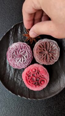 Çin ay çöreği, pirinç hamuru ve meyve dolgulu Asya tatlı tatlısıdır. Tasarımınız için arka plan olarak Asya ay pastası