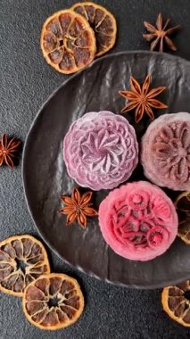 Çin ay çöreği, pirinç hamuru ve meyve dolgulu Asya tatlı tatlısıdır. Tasarımınız için arka plan olarak Asya ay pastası