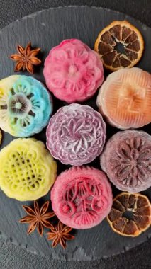 Çin ay çöreği, pirinç hamuru ve meyve dolgulu Asya tatlı tatlısıdır. Tasarımınız için arka plan olarak Asya ay pastası