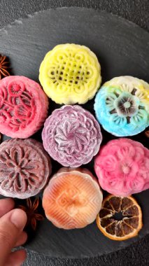 Çin ay çöreği, pirinç hamuru ve meyve dolgulu Asya tatlı tatlısıdır. Tasarımınız için arka plan olarak Asya ay pastası